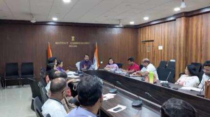 হোজাই: জিলা সদৰত জিলা আয়ুক্তৰ সভাপতিত্বত ধৰিত্ৰী আভা অভিযান-সজাগতা আৰু লাভৰ পৰিপূৰক শিবিৰ আৰম্ভ কৰা পৰিকল্পনা সন্দৰ্ভত বৈঠক