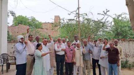 भिवानी में सीटू स्थापना दिवस  पर सीटू का झण्डा फहराने के अवसर पर मजदूरों को संगठित रहने का आह्वान करते हुए का० ओम प्रकाश