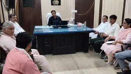 रावतसर: रावतसर नकली डीएपी प्रकरण मामले में किसान जांच कमेटी से रावतसर एसडीएम कार्यालय में मिले