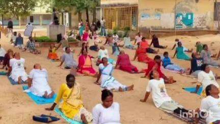 యోగాతో ఆరోగ్యం మెరుగుపరచుకోవచ్చని ఎంపీడీవో భానుప్రసాద్ తెలిపారు. శుక్రవారం రామసముద్రం జడ్పీహైస్కూల్లో యోగనిర్వహించారు