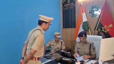 मोतिहारी: पुलिस उपमहानिरीक्षक चंपारण क्षेत्र बेतिया ने मोतिहारी साइबर थाने का निरीक्षण किया, दिए आवश्यक निर्देश