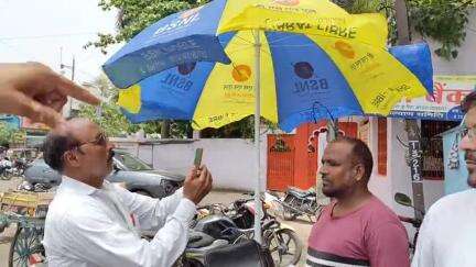 मंदसौर: जिले में ₹1 लाख में टावर लगाने का लक्ष्य, BSNL सिम बेचने के लिए कर्मचारियों को गांधी चौराहा पर लगाना पड़ा स्टॉल