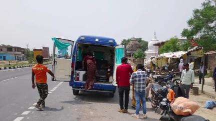 एटा: हाईवे पर गांव सेंथरी के समीप बच्ची का मुंडन करा कर लौट रहे दो बाइक फिसल कर टकराईं, पांच लोग घायल