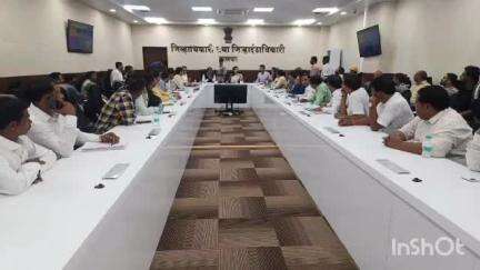 पालघर: जिल्हाधिकारी कार्यालय येथे जिल्ह्यातील विविध प्रकल्प सद्यस्थिती माहिती बाबत आमदारांच्या उपस्थितीत बैठकीय संपन्न