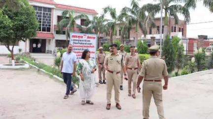 बड़ौत: SP ने जनता वैदिक इंटर कॉलेज बड़ौत में नवीन प्रबंध समिति के मतदान एवं मतगणना स्थल का भ्रमण कर सुरक्षा का लिया जायजा