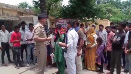 हसनपुर: हसनपुर के गांव गुलामपुर में युवक की हत्या, ग्रामीणों ने सीओ कार्यालय पर प्रदर्शन कर गिरफ्तारी की मांग की