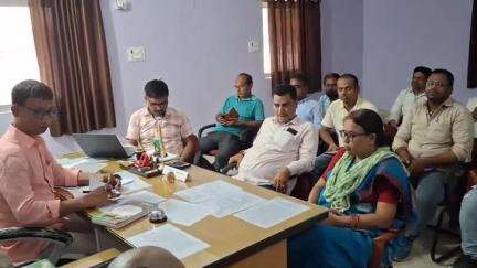 मोरवा: मनरेगा कर्मियों की बैठक में पोषण वाटिका पर ज़ोर, कार्यक्रम पदाधिकारी ने दिए निर्देश