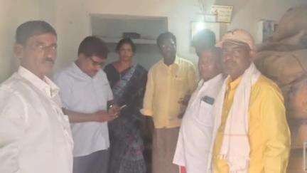 రాయదుర్గం: దర్గాహొన్నూర్ సహా వివిధ గ్రామాల్లో రేషన్ స్టోర్లను తనిఖీ చేసిన తహసీల్దార్ మునివేలు