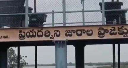 గద్వాల్: జూరాల ప్రాజెక్టుకు కొనసాగుతున్న వరద 10 గేట్ల ద్వారా దిగువకు విడుదల చేస్తున్న జూరాల ప్రాజెక్టు అధికారులు