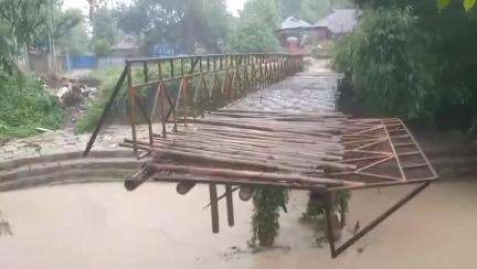 জামপুইজলা: প্রবল বন্যার  জলে ভাসিয়ে নিয়ে গেলো টাকারজলা রামহরি পাড়ার ব্রীজ