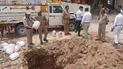 आंवला: आंवला में अवैध शराब का नष्टिकरण, न्यायालय के आदेश पर 50 मामलों में जब्त 695 लीटर शराब किया गया नष्ट