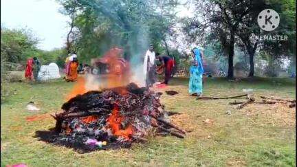 नवागढ़: केरा गांव में 4 बेटियों ने मिसाल पेश की, मां की अर्थी को दिया कंधा और किया अंतिम संस्कार
