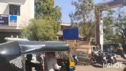मालेगाव: शहरातील सुलेमानी चौकात मदिना फर्निचर दुकानाजवळ महिलेने दिलेल्या पहिल्या तक्रारीची कुरापत काढून चौघांकडून मारहाण