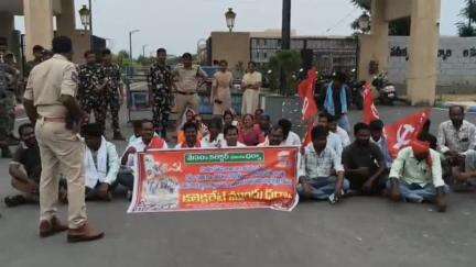 అసిఫాబాద్: ఉపాధి కూలీల సమస్యలు పరిష్కరించాలని ఆసిఫాబాద్ కలెక్టరేట్ ఎదుట తెలంగాణ కార్మిక సంఘం ఆధ్వర్యంలో ధర్నా