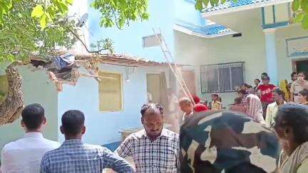 पुपरी: सुरसंड के मकनोहिया स्थित ब्रह्म स्थान मंदिर की अतिक्रमित भूमि को प्रशासन ने अतिक्रमण से मुक्त कराया