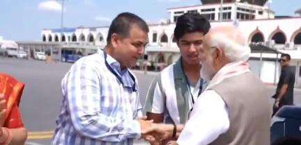 पटना ग्रामीण: पटना एयरपोर्ट पर पीएम नरेंद्र मोदी ने क्रिकेटर वैभव सूर्यवंशी से मुलाकात की, वैभव ने पैर छूकर आशीर्वाद लिया