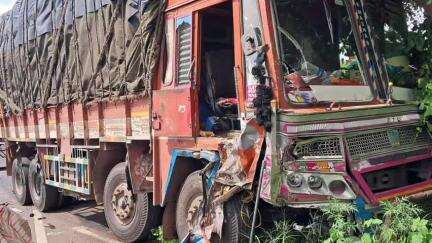 গড়বেতা ৩: চন্দ্রকোণা রোড গড়বেতাগামী জাতীয় সড়কের উপরে  লরি ও পিকআপ ভ্যানের ধাক্কা, আহত 2