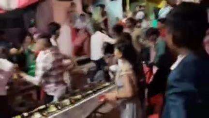 झांसी: नंदनपुर में शादी समारोह के दौरान कूलर के सामने बैठने को लेकर हुई मारपीट, वीडियो हुआ वायरल