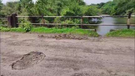 गंगाखेड: खळी गावाजवळील पूल धोकादायक स्थितीत, दुरुस्त करण्याची ग्रामस्थांची मागणी #jansamasya