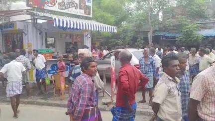 தூத்துக்குடி: V.E.ரோட்டில் மது போதையில் வேகமாக வந்த காரை நடைபாதையின் மீது ஏற்றி, அங்கு நின்று கொண்டிருந்த 3 கட்டிட தொழிலாளர்கள் படுகாயம்