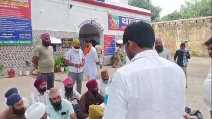 पुवायां: भारतीय किसान यूनियन राष्ट्रीयता वादी ने कोतवाली में किया धरना प्रदर्शन