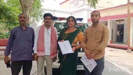 उरई: माधौगढ़ थाना क्षेत्र की महिला ने भूमाफियों पर जमीन पर कब्जा करने का आरोप लगाया, एसपी से की शिकायत