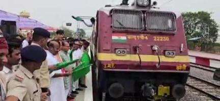 निवाड़ी: केंद्रीय मंत्री वीरेंद्र खटीक ने ओरछा रेलवे स्टेशन पर खजुराहो-उदयपुर इंटरसिटी और बुंदेलखंड एक्सप्रेस को दिखाई हरी झंडी