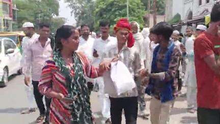 घोसी: घोसी तहसील मुख्यालय के पास महिला ने मोबाइल चोर को दबोचा, कोतवाली पुलिस को किया सुपुर्द