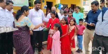 ಹಾಸನ: ಶಾಲಾ ಪ್ರಾರಂಭೋತ್ಸವ, ನಗರದ ಸರ್ಕಾರಿ ಶಾಲೆಯಲ್ಲಿ ಮಕ್ಕಳಿಗೆ ಪ್ರೀತಿಯಿಂದ ಸ್ವಾಗತಿಸಿದ ಶಾಸಕ ಸ್ವರೂಪ್ ಪ್ರಕಾಶ್