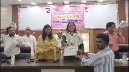 गोंडा: जिला पंचायत सभागार में डीएम और सीडीओ की मौजूदगी में जनपद स्तरीय महिला सशक्तिकरण सम्मेलन का किया गया आयोजन