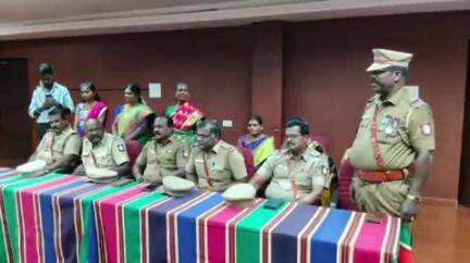 நாமக்கல்: எஸ்.பி அலுவலகத்தில் பணி ஓய்வு பெற்ற காவலர்களுக்கு ஏ.டி.எஸ்.பி பாராட்டி, வாழ்த்தி அனுப்பினார்