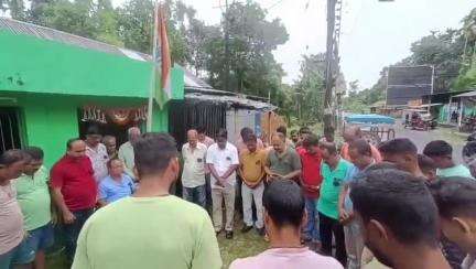 কুমারগ্রাম: বাস থেকে পড়ে গিয়ে মৃত কন্ডাক্টরের আত্মার শান্তি কামনায় কুমারগ্রামে নীরবতা পালন INTTUC-র, উপস্থিত সংগঠনের জেলা সভাপতি