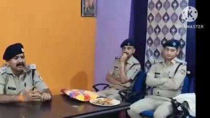 पिथौरागढ़: थाना जाजरदेवल पुलिस ने क्वीतड गांव में रात्री चौपाल लगाकर लोगों को किया जागरूक, पुलिस उपाधीक्षक भी रहे मौजूद