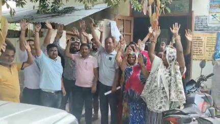 अमेठी: खैरोना गांव में एक व्यक्ति के विरोध के कारण 30 घरों की बिजली हुई गुल, खैरोना गांव में विद्युत तार बदलने का रुका काम