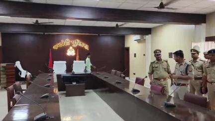 ज्ञानपुर: ज्ञानपुर पुलिस लाइन में पुलिस अधीक्षक ने परेड की ली सलामी, किया निरीक्षण
