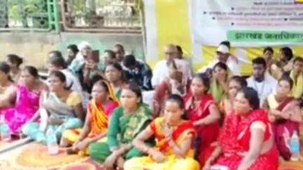 कांके: पेसा कानून लागू करने की मांग को लेकर राजभवन के पास आदिवासी समाज के लोगों ने दिया धरना