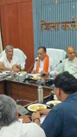जयपुर: कलेक्ट्रेट में कैबिनेट मंत्री जोराराम कुमावत और कन्हैयालाल चौधरी ने पीएचईडी के अधिकारियों के साथ की बैठक