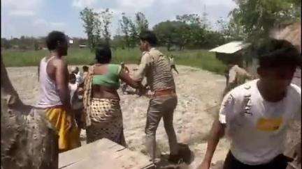 तमकुही राज: गोसाई पट्टी में अतिक्रमण हटाने के दौरान चले ईंट-पत्थर, प्रभारी राजस्व निरीक्षक पर विवाद कराने का लगा आरोप