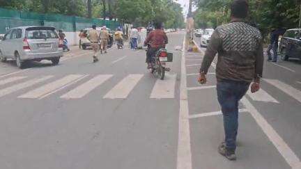 जगाधरी: जिला उपायुक्त के निवास के सामने डिवाइडर से टकराई कार, चालक हुआ घायल