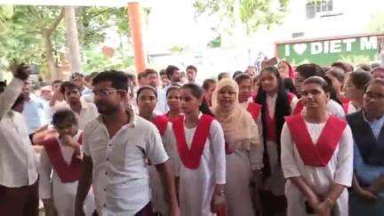 मऊ: चांदमारी इमिलिया इलाके में स्थित जिला शिक्षा एवं प्रशिक्षण संस्थान के बाबू ने छात्र-छात्राओं के साथ किया दुर्व्यवहार