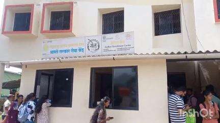 रोहा: रोहा आपले सेवा सरकार केंद्रावर विद्यार्थ्यांची दाखले काढण्यासाठी मोठी गर्दी