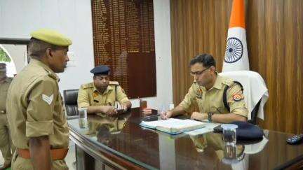 नवाबगंज: पुलिस लाइन स्थित परेड ग्राउंड में परेड की सलामी लेने के बाद पुलिस अधीक्षक ने परेड व पुलिस लाइन का किया निरीक्षण