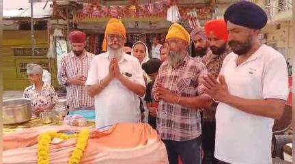 होशंगाबाद नगर: शहर के ITI रोड पर सिख समाज ने गुरु अर्जनदेव सिंह के शहीदी दिवस पर राहगीरों को वितरित किया ठंडा शरबत