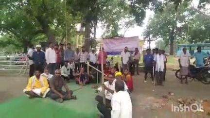 बैकुंठपुर: भूमि के बदले नौकरी नहीं मिलने को लेकर सोरगा में आंदोलन उग्र, SECL की कोयला ट्रांसपोर्टिंग गाड़ियां हुई बंद