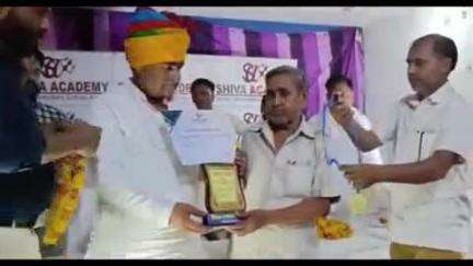 करौली: शिवा एकेडमी स्कूल में 10वीं और 12वीं में 90% से अधिक अंक लाने वाले बच्चों को विधायक दर्शन सिंह गुर्जर ने किया सम्मानित