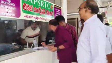 మార్కాపురం: జిల్లా కలెక్టర్ ఆదేశాల మేరకు  మార్కాపురం ఆర్టీసీ బస్టాండ్ ను పరిశీలించిన ఎమ్మార్వో చిరంజీవి