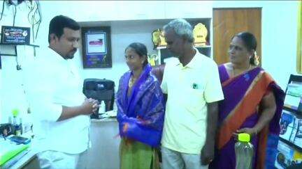 சேலம்: த.வெ.கா தலைவர் விஜயின் அழைப்புக்காக காத்திருந்த மாணவி ஏமாற்றம் .புதிய பேருந்து நிலையம் அருகே தங்க செயின் அணிவித்து நேகிழ்ச்சி ஏற்படுத்திய சமூக ஆர்வலர்