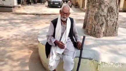 बांदा: कलेक्ट्रेट पहुंचकर वृद्ध दंपति ने DM से लगाई गुहार, बड़े बेटे, बहू व बच्चों पर घर में कब्जा कर मारपीट करने का आरोप