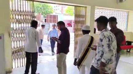 మార్కాపురం: పట్టణంలోని పలు థియేటర్లను ఆకస్మికంగా తనిఖీ చేసిన ఎమ్మార్వో చిరంజీవి