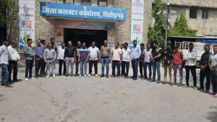 चित्तौड़गढ़: गांधीनगर क्षेत्र में चोरी की वारदात का खुलासा न होने पर क्षेत्र के लोगों ने कलेक्ट्रेट पर दिया ज्ञापन